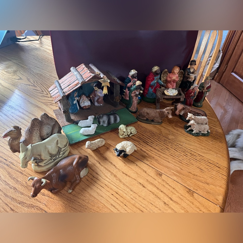 Nativity Scene Figurine Set - Picture 1 of 5